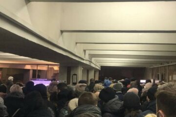 НП в харківському метро, утворилися величезні черги: деталі і кадри того, що відбувається