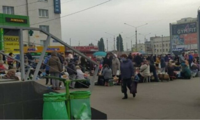 "Виробляються саме для солдатів!": у Харкові продають продукти, які відібрали військових, фото