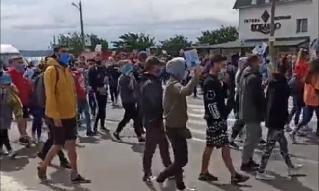 Курортне селище повстав проти карантину, траса на Одесу перекрита: відео того, що відбувається