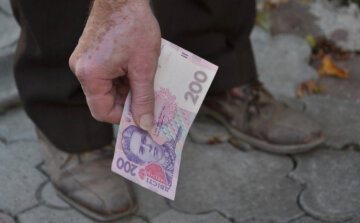 Фальшиві 200 гривень заполонили Україну: як розпізнати підробку