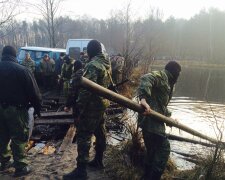 Янтарная война на Ровенщине: копатели заблокировали полицейских – фото, видео