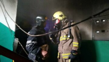 П'яний "винуватець пожежі" в Харкові вийшов з палаючої квартири і заснув на лавочці: кадри НП