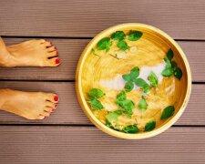 woman-next-to-bowl-with-soak-for-foot-detox