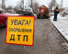 У Кривому Розі Lexus влетів у снігоприбиральну машину: фото з місця