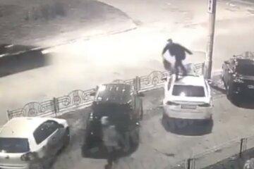 Неадекват влаштував переполох у Києві: "бігав по дахах авто", відео божевілля