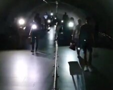 Київське метро залишилося без світла, з'явилися кадри: люди дістали ліхтарики
