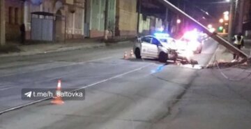 В Харькове патрульные врезались в столб, фото:  "оборваны трамвайные провода и ..."
