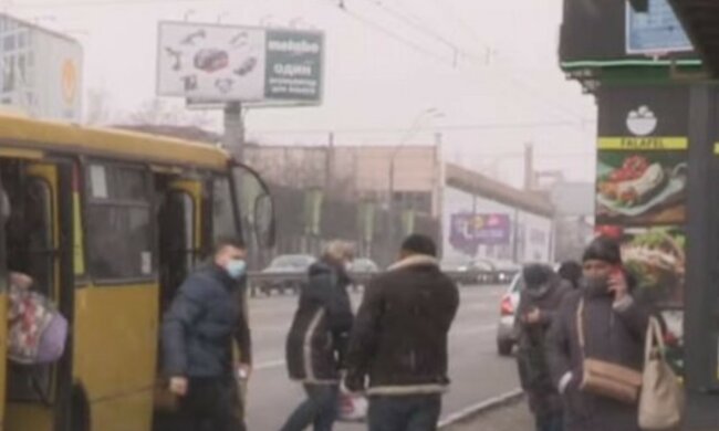 В Харькове неадекват устроил погром в троллейбусе, фото: "выбил двери и..."