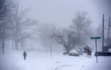 Снігопад перекрив дороги в Україні