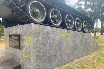 В Днепре вандал разрисовал памятник рашисткими символами, видео: за информацию о нем дают вознаграждение