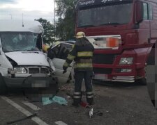 Маршрутка влетела в бензовоз на трассе Киев-Одесса: первые кадры масштабной аварии