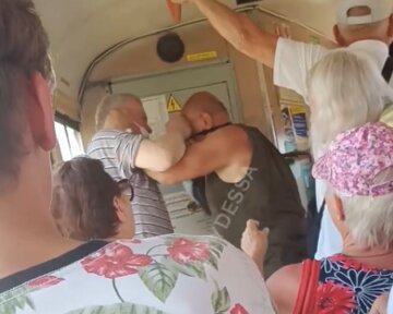 В Одессе пенсионеры подрались в трамвае за инвалидное место: видео разборок