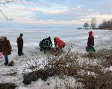 ЧП на Днепре: рыбаки «ушли под лед», спасатели ведут поиски