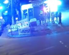 Одесита "притягнуло" в обгороджену яму на тротуарі, збіглися люди: момент потрапив на відео