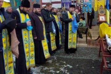 Прощалися під дверима: священик УПЦ МП не дозволив відспівати Героя у храмі