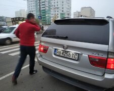 В Одессе автохам прославился после парковки своего БМВ, люди негодуют: "взять биту и отрехтовать"