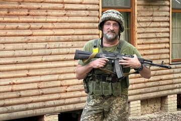 Валерий Залужный наградил адвоката и воина 92-й ОМБр Леонида Маслова "Золотым крестом"