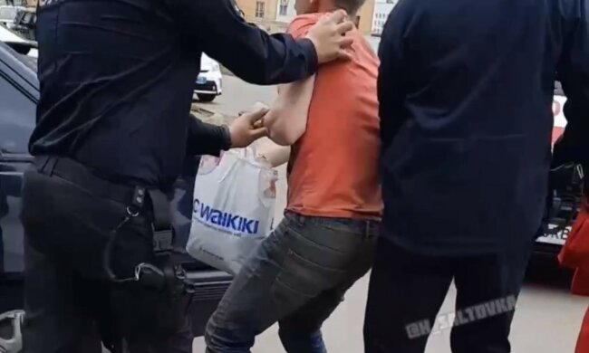 "У братика злегка з'їхала кукуха": у Харкові неадекват ломився в чужу машину, кадри