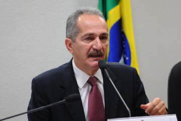 министр обороны Бразилии Алду Рибелу