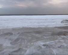 Стихия обрушилась на Украину, море заледенело: кадры чарующих зимних пейзажей