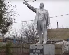 На Одесчине решили судьбу самого стойкого памятника Ленину: кадры происходящего