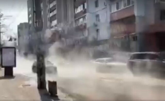 Техногенная катастрофа в Киеве: улицы ушли под воду, видео ЧП
