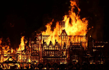 Празднующие британцы сожгли макет Лондона (видео)