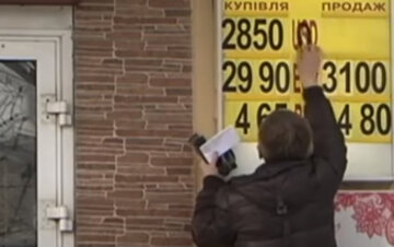 Доллар и гривна не на шутку схлестнутся в декабре: с каким курсом валют украинцы встретят Новый год