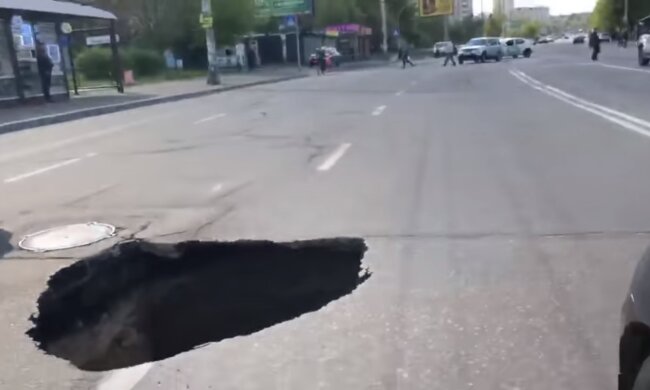 Величезний провал з'явився на жвавій трасі в Києві: "Чорна діра"