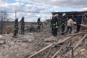 Оккупанты разбомбили жилой дом под Киевом, кадры трагедии: "внутри было 6 человек"