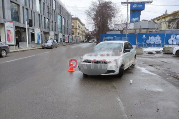 Водій протаранив людей у центрі Дніпра: кадри з місця НП