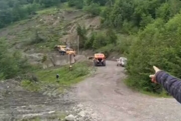 Сотні людей відрізані від світу після обвалення дороги, Сергій Бригадир назвав причину: "Скільки владу не міняй ..."