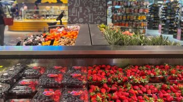 Порожні полиці супермаркету Сільпо після обстрілу