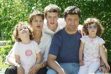 Петр Порошенко с женой, дочками-близнецами и старшим сыном