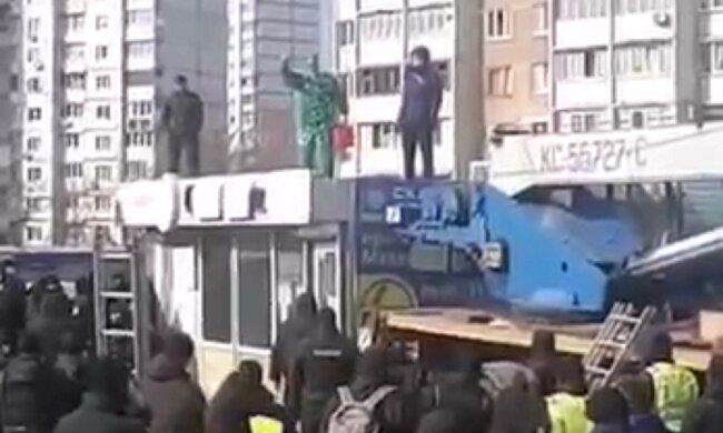 В Киеве владелец МАФа облился бензином и грозится себя поджечь: кадры и подробности с места