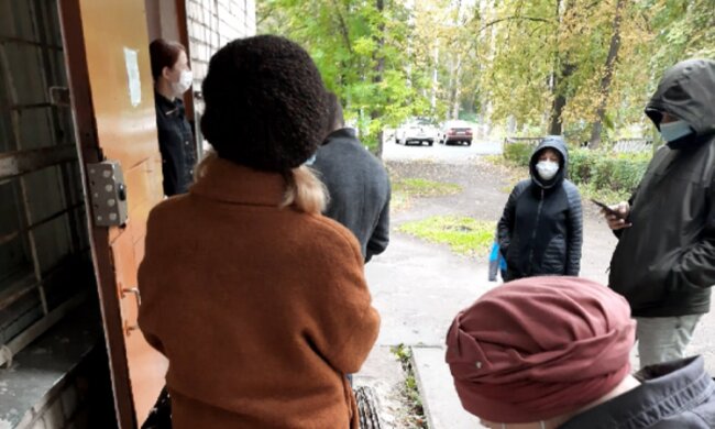 В Одесі невідомі вламуються в квартири і виставляють мешканців на вулицю: кадри того, що відбувається