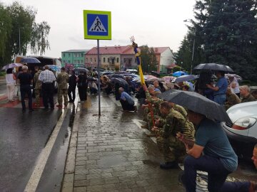 "Без отца осталось восемь детей": украинцы на коленях провожают Героя в последний путь