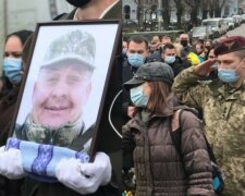 Втратив на фронті брата: сотні українців у сльозах попрощалися з полеглим на Донбасі Героєм
