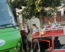 В Харькове авто протаранило маршрутку с пассажирами, фото: "вылетел на встречку"