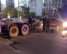 Авто смяло от удара в грузовик, есть жертвы: кадры трагического ДТП в Киеве