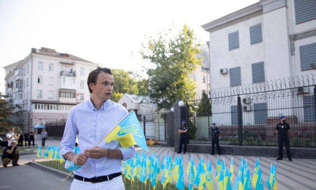 Під посольством РФ встановили прапори в пам’ять про 15 тисяч загиблих на Сході України