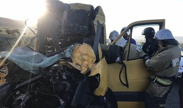 Автобус с людьми разбился в Крыму, детали и кадры с места жуткого ДТП: "Водитель уснул и..."