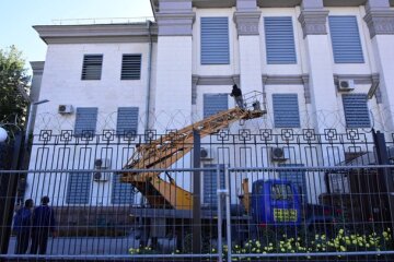 1881054