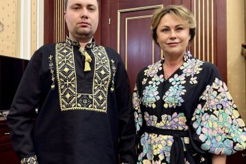 Кирило Буданов приміряв унікальну вишиванку від українських дітей