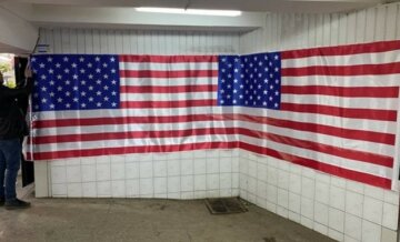 В Харькове появилась станция метро "имени НАТО", фото: "вокруг висят американские флаги и..."