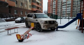 Шинний лицар: в Києві «героям парковки» спотворюють авто