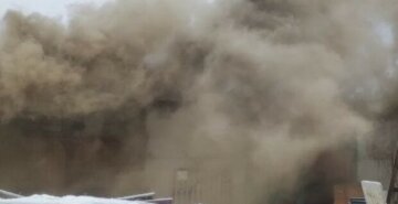 Пожежа охопила бізнес-центр в Одесі, до місця НП злетілися десятки рятувальників: кадри