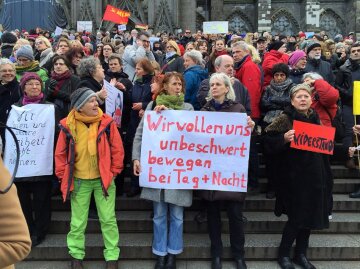 В Кельне тысячи людей протестуют против нападений на женщин (фото)