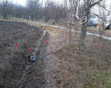 Женщина наткнулась на артиллерийский снаряд, фото: "работала в огороде"