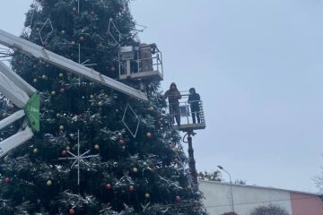 "Дітям потрібне свято": у Бучі, яка пережила окупацію, встановили новорічну ялинку